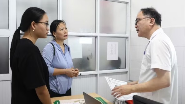 Khám tầm soát miễn phí bệnh nhân nhi gù vẹo cột sống