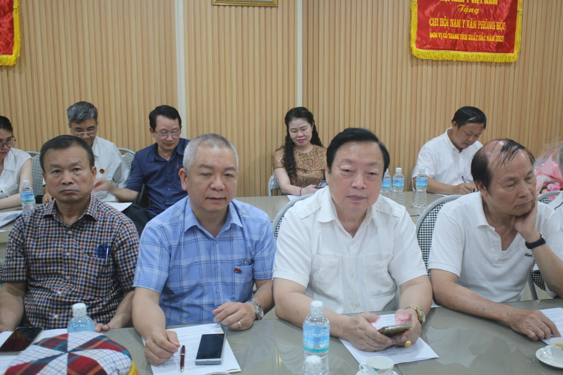Hội Nam Y Việt Nam: Chi hội Nam Y Văn phòng tổ chức kỳ họp thường kỳ- Kết nạp Hội viên mới và phổ cập tri thức dược liệu kháng khuẩn Hội Nam Y Việt Nam: Chi hội Nam Y Văn phòng tổ chức kỳ họp thường kỳ Kết nạp Hội viên mới và phổ cập tri thức dược liệu kháng khuẩn
