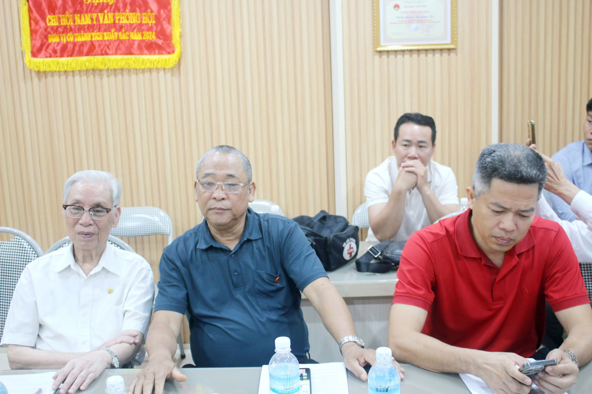 Hội Nam Y Việt Nam: Chi hội Nam Y Văn phòng tổ chức kỳ họp thường kỳ- Kết nạp Hội viên mới và phổ cập tri thức dược liệu kháng khuẩn Hội Nam Y Việt Nam: Chi hội Nam Y Văn phòng tổ chức kỳ họp thường kỳ Kết nạp Hội viên mới và phổ cập tri thức dược liệu kháng khuẩn