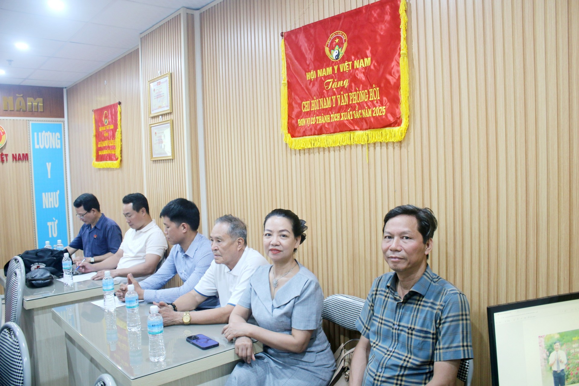Hội Nam Y Việt Nam: Chi hội Nam Y Văn phòng tổ chức kỳ họp thường kỳ- Kết nạp Hội viên mới và phổ cập tri thức dược liệu kháng khuẩn Hội Nam Y Việt Nam: Chi hội Nam Y Văn phòng tổ chức kỳ họp thường kỳ Kết nạp Hội viên mới và phổ cập tri thức dược liệu kháng khuẩn