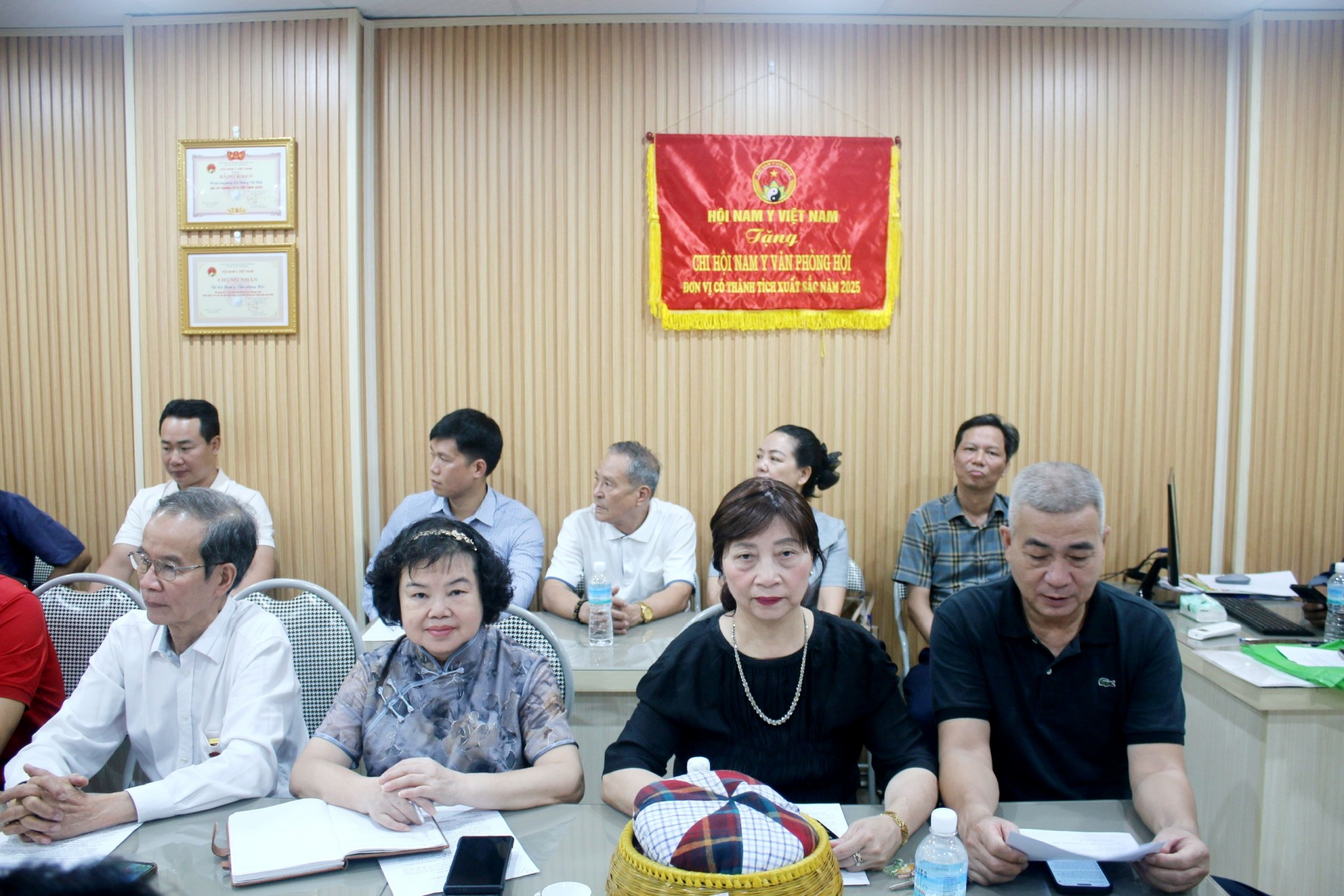 Hội Nam Y Việt Nam: Chi hội Nam Y Văn phòng tổ chức kỳ họp thường kỳ- Kết nạp Hội viên mới và phổ cập tri thức dược liệu kháng khuẩn Hội Nam Y Việt Nam: Chi hội Nam Y Văn phòng tổ chức kỳ họp thường kỳ Kết nạp Hội viên mới và phổ cập tri thức dược liệu kháng khuẩn