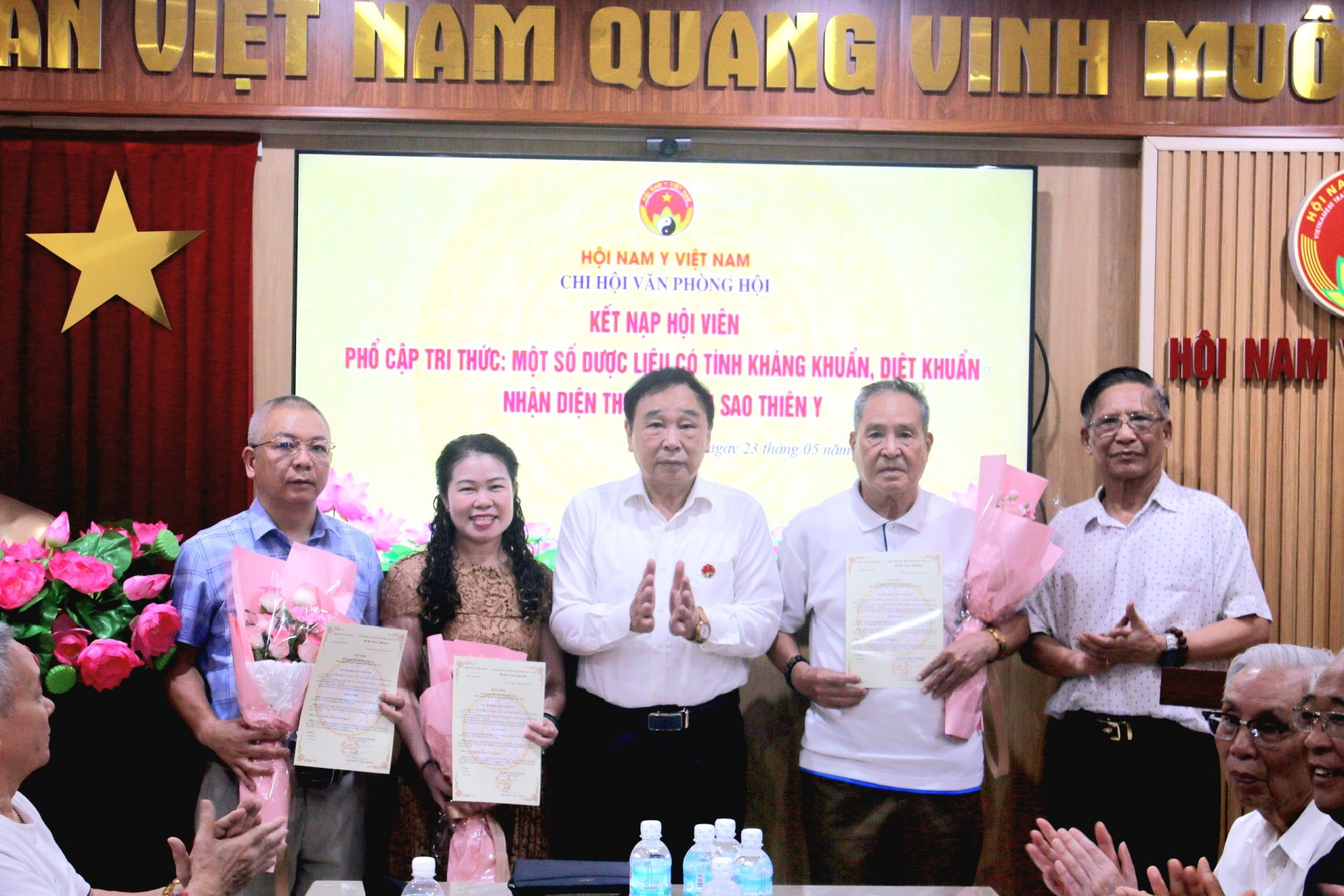 Hội Nam Y Việt Nam: Chi hội Nam Y Văn phòng tổ chức kỳ họp thường kỳ- Kết nạp Hội viên mới và phổ cập tri thức dược liệu kháng khuẩn Hội Nam Y Việt Nam: Chi hội Nam Y Văn phòng tổ chức kỳ họp thường kỳ Kết nạp Hội viên mới và phổ cập tri thức dược liệu kháng khuẩn