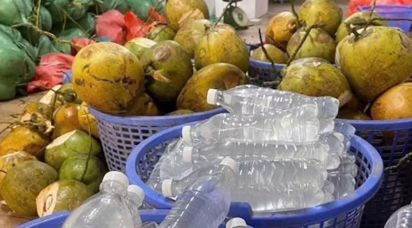 Trời nóng, uống nhiều nước dừa có tốt cho sức khỏe? Trời nóng, uống nhiều nước dừa có tốt cho sức khỏe?