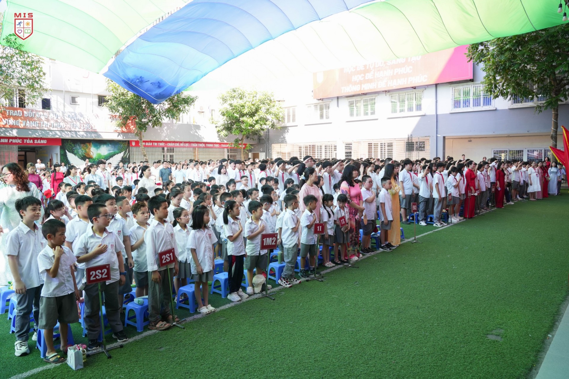 Khép lại một năm học dưới nắng hè rực lửa, MIS hướng tới hành trình giáo dục mới với AI và “giáo dục con tim”