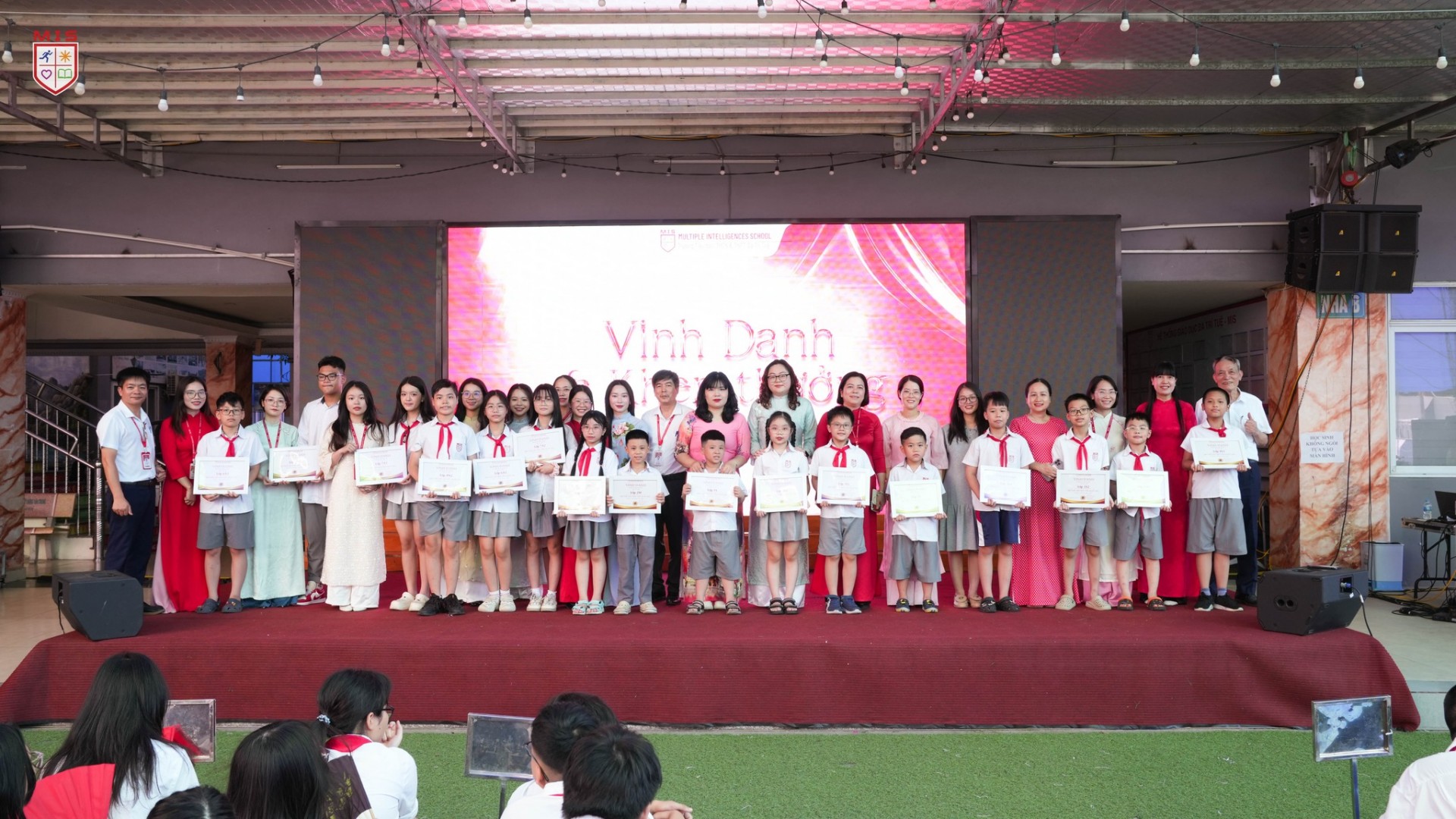 Khép lại một năm học dưới nắng hè rực lửa, MIS hướng tới hành trình giáo dục mới với AI và “giáo dục con tim”