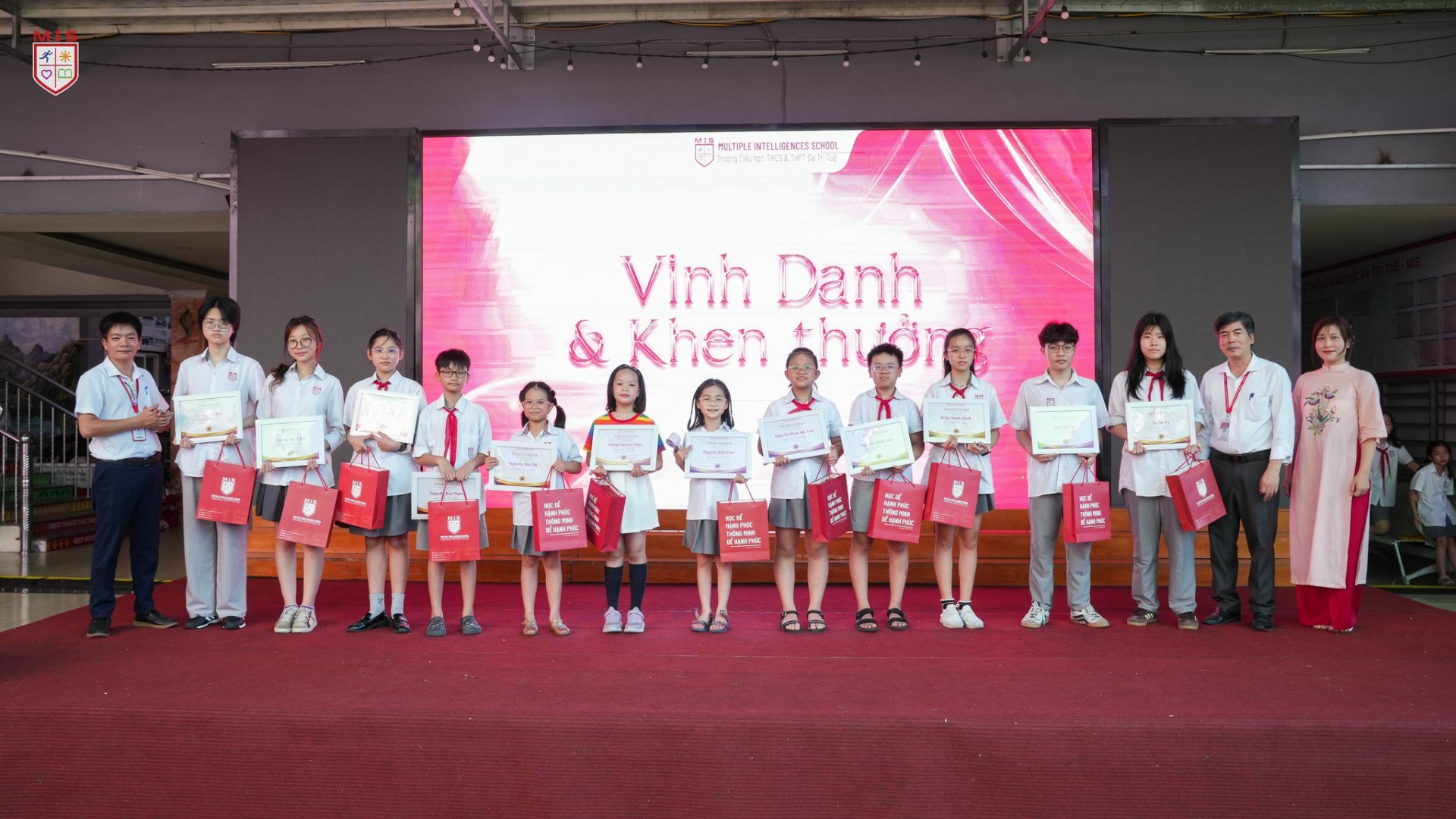 Khép lại một năm học dưới nắng hè rực lửa, MIS hướng tới hành trình giáo dục mới với AI và “giáo dục con tim”