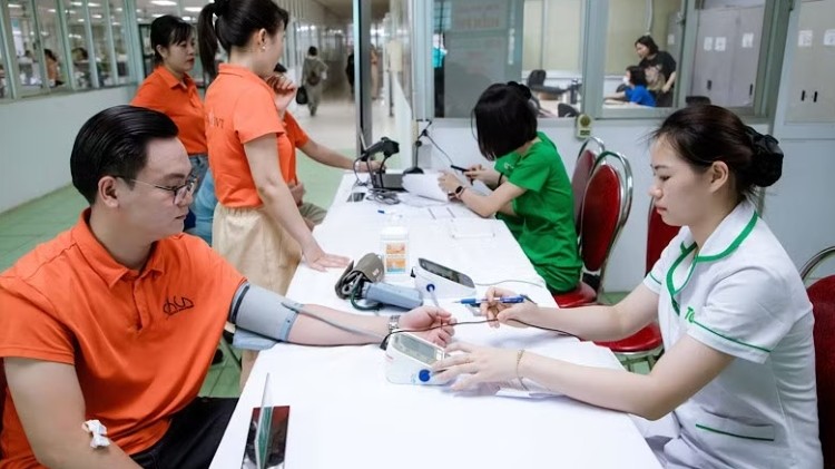 Khám sức khỏe cho người lao động, nâng cao ý thức về tác hại của thuốc lá và bệnh nghề nghiệp