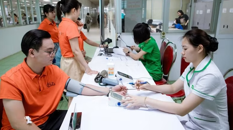 Khám sức khỏe cho người lao động, nâng cao ý thức về tác hại của thuốc lá và bệnh nghề nghiệp