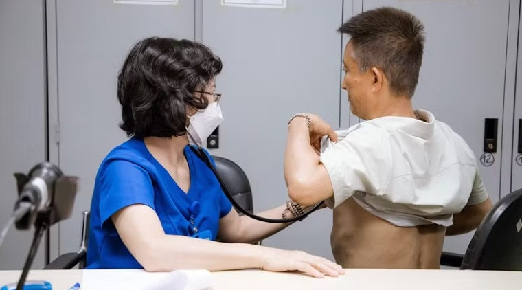 Khám sức khỏe cho người lao động, nâng cao ý thức về tác hại của thuốc lá và bệnh nghề nghiệp