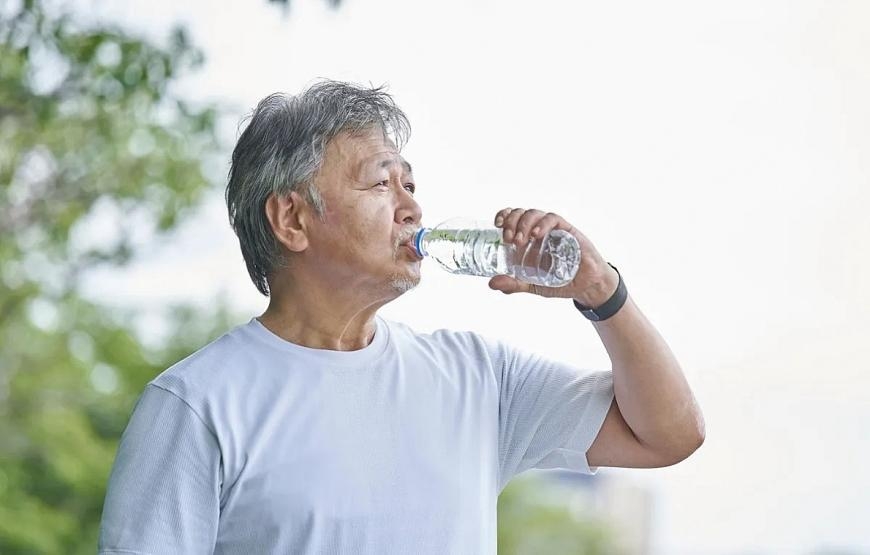 Uống nước đúng cahcs, dinh dưỡng hợp lý bảo vệ sức khỏe trong mùa nắng nóng Uống nước đúng cahcs, dinh dưỡng hợp lý bảo vệ sức khỏe trong mùa nắng nóng