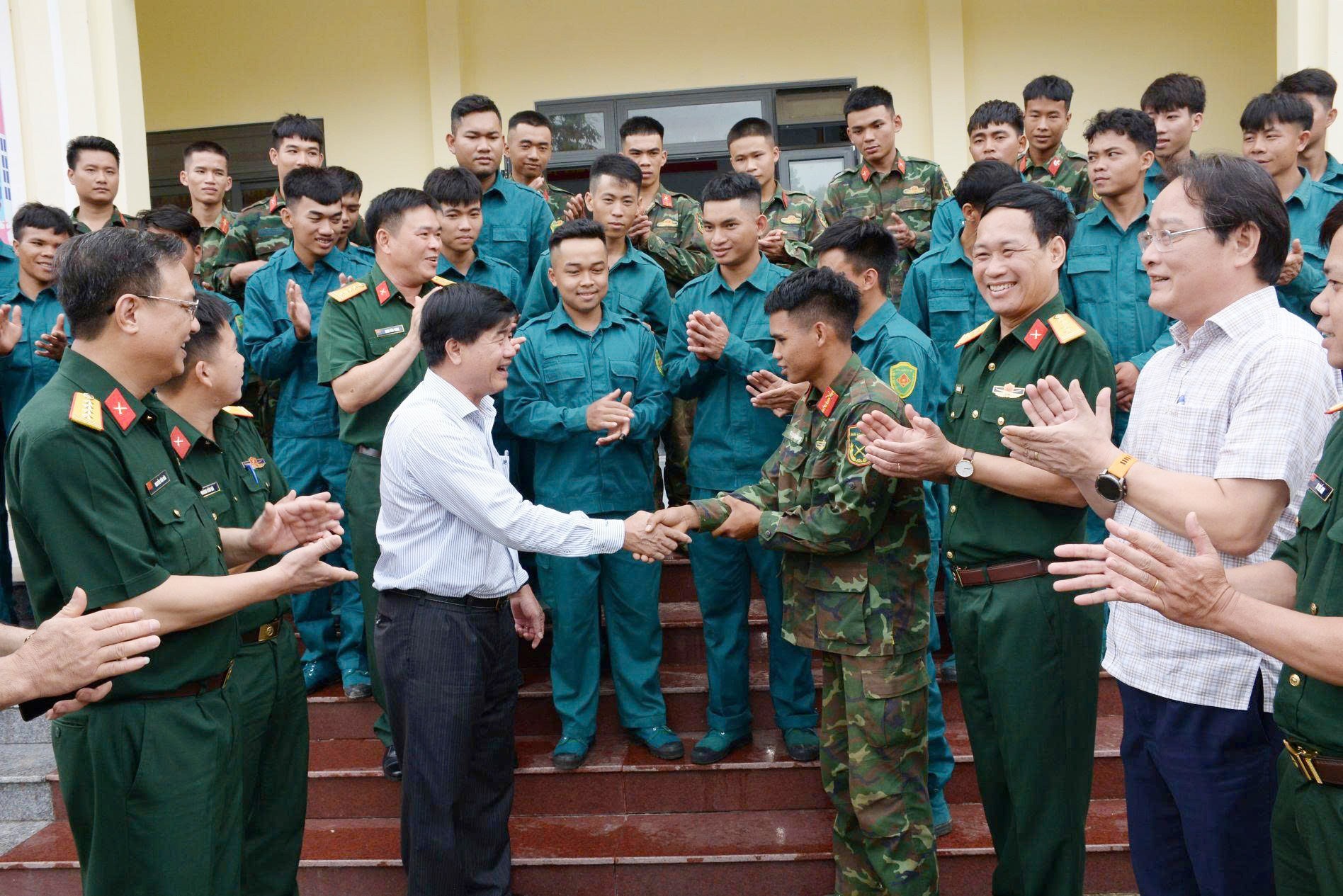 Bộ CHQS tỉnh Đắk Lắk xuất quân hỗ trợ xây dựng trường nội trú liên cấp các xã biên giới Bộ CHQS tỉnh Đắk Lắk xuất quân hỗ trợ xây dựng trường nội trú liên cấp các xã biên giới