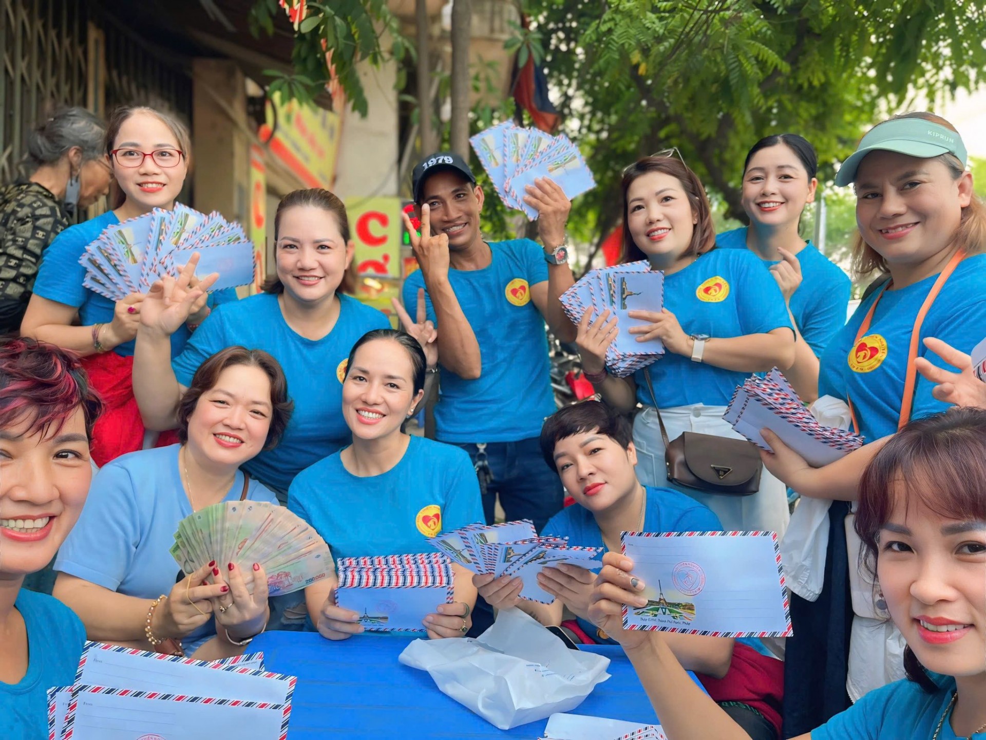 Hội Thiện nguyện 1979 Việt Nam mang Tết Thiếu nhi ấm áp đến bệnh nhan nhi ung thư Hội Thiện nguyện 1979 Việt Nam mang Tết Thiếu nhi ấm áp đến bệnh nhan nhi ung thư