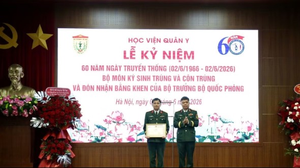 Xây dựng đội ngũ cán bộ, nhân viên giỏi chuyên môn, sáng y đức