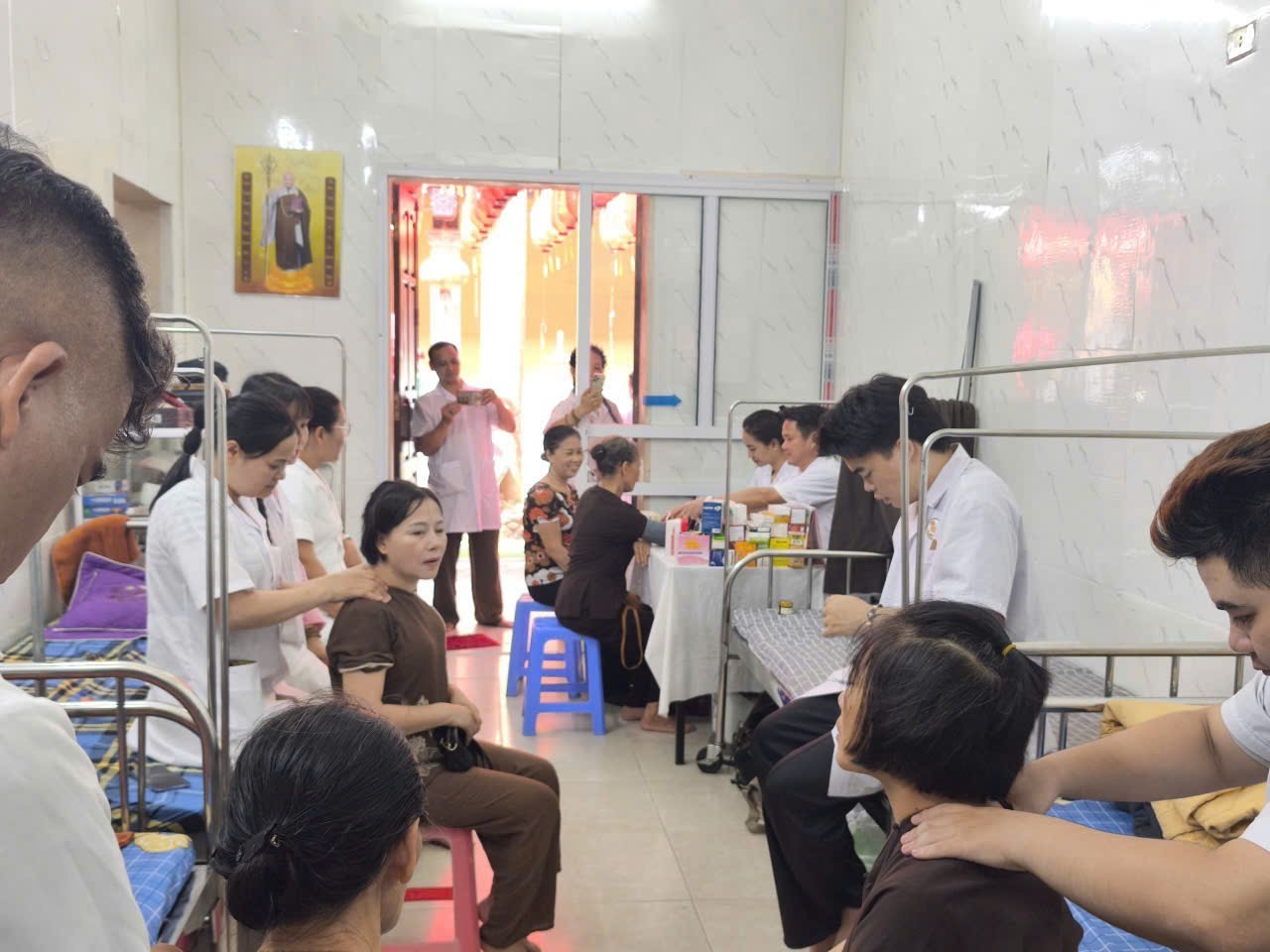Ấm áp tình người trong hành trình thiện nguyện: Chi hội Nam Y Thọ Khang Đường khám bệnh và phát thuốc miễn phí tại chùa Khai Nguyên