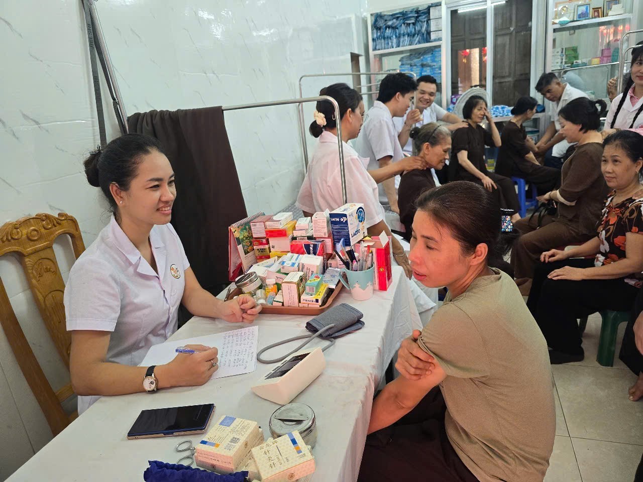 Ấm áp tình người trong hành trình thiện nguyện: Chi hội Nam Y Thọ Khang Đường khám bệnh và phát thuốc miễn phí tại chùa Khai Nguyên