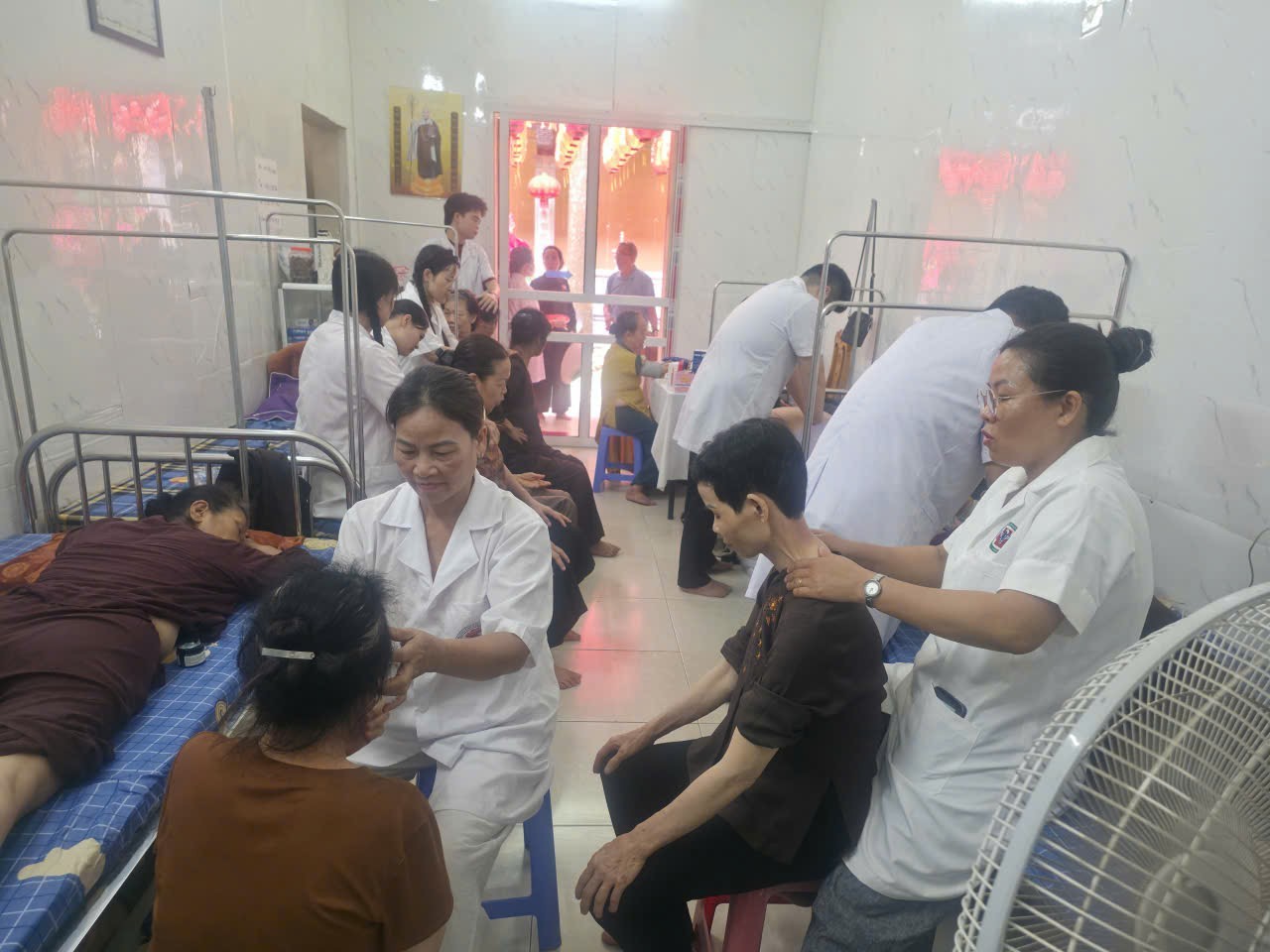 Ấm áp tình người trong hành trình thiện nguyện: Chi hội Nam Y Thọ Khang Đường khám bệnh và phát thuốc miễn phí tại chùa Khai Nguyên