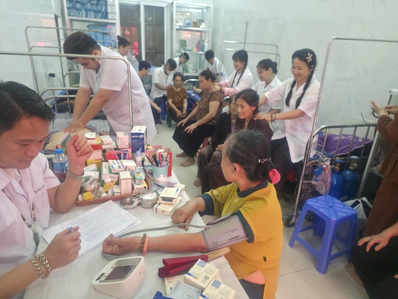 Ấm áp tình người trong hành trình thiện nguyện: Chi hội Nam Y Thọ Khang Đường khám bệnh và phát thuốc miễn phí tại chùa Khai Nguyên