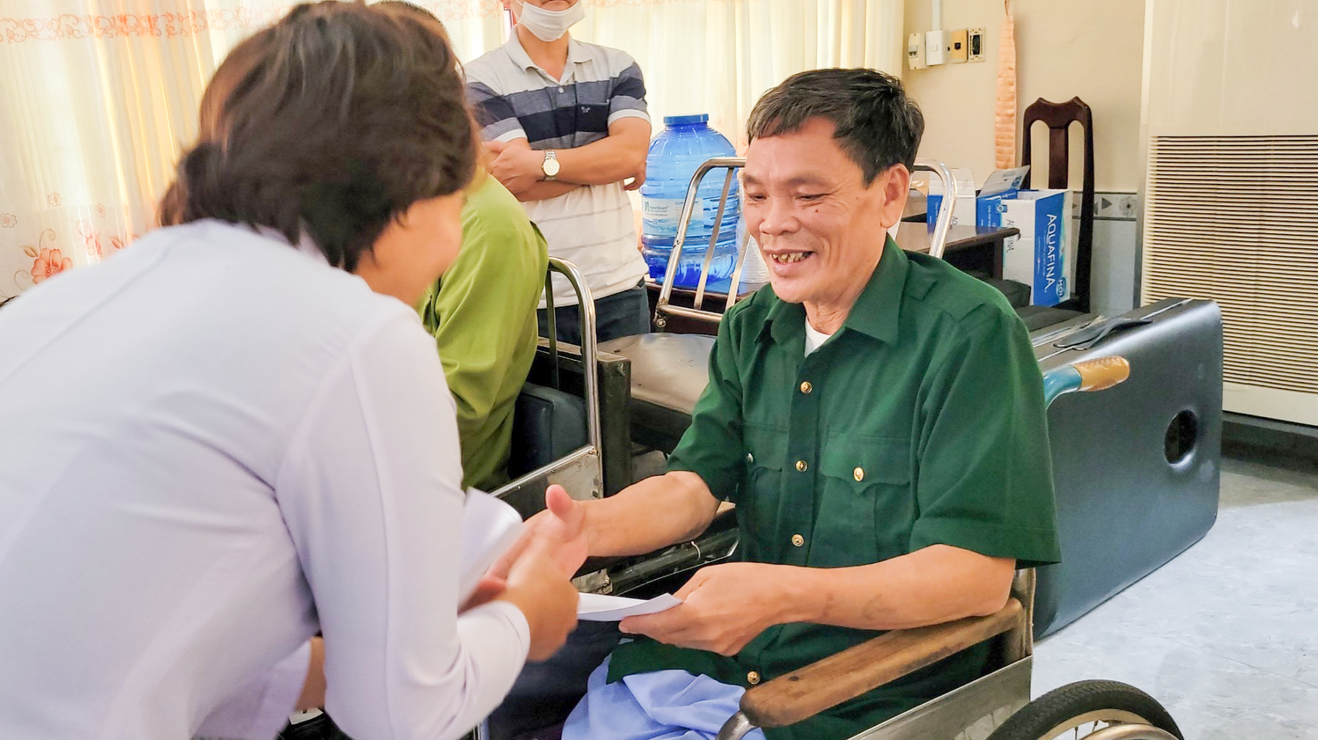 Hơi ấm Nam y xoa dịu vết thương thời chiến giữa mùa mưa Long Đất