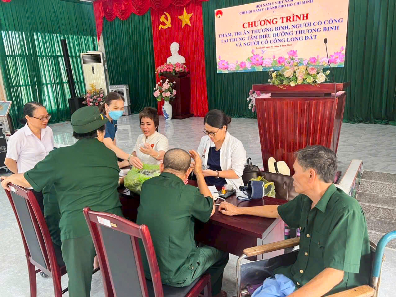 Hơi ấm Nam y xoa dịu vết thương thời chiến giữa mùa mưa Long Đất