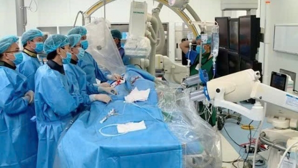 Cuộc “cách mạng” trong điều trị hẹp van động mạch chủ
