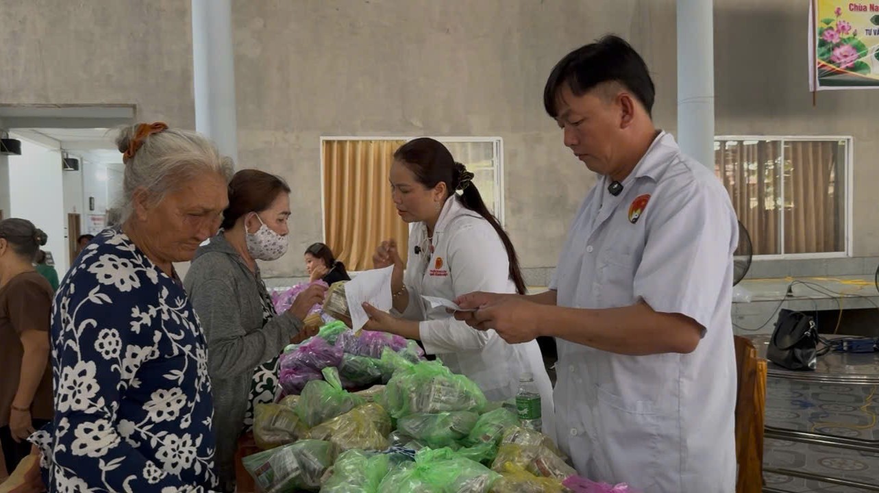 Chi hội Nam y tỉnh An Giang phối hợp Chùa Nam Thạnh Tự khám và cấp thuốc miễn phí cho nhân dân
