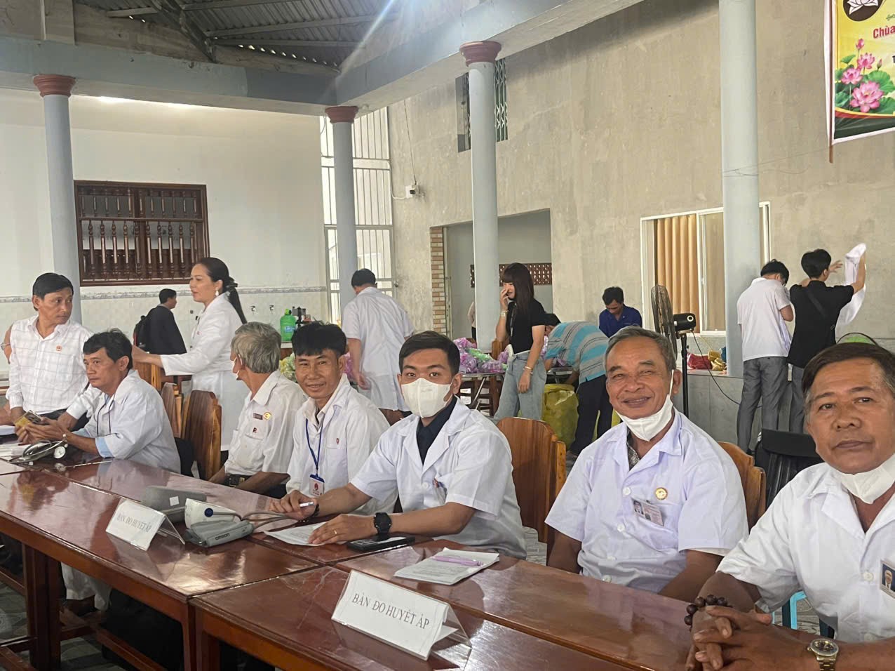 Chi hội Nam y tỉnh An Giang phối hợp Chùa Nam Thạnh Tự khám và cấp thuốc miễn phí cho nhân dân