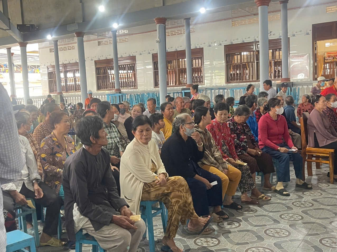 Chi hội Nam y tỉnh An Giang phối hợp Chùa Nam Thạnh Tự khám và cấp thuốc miễn phí cho nhân dân