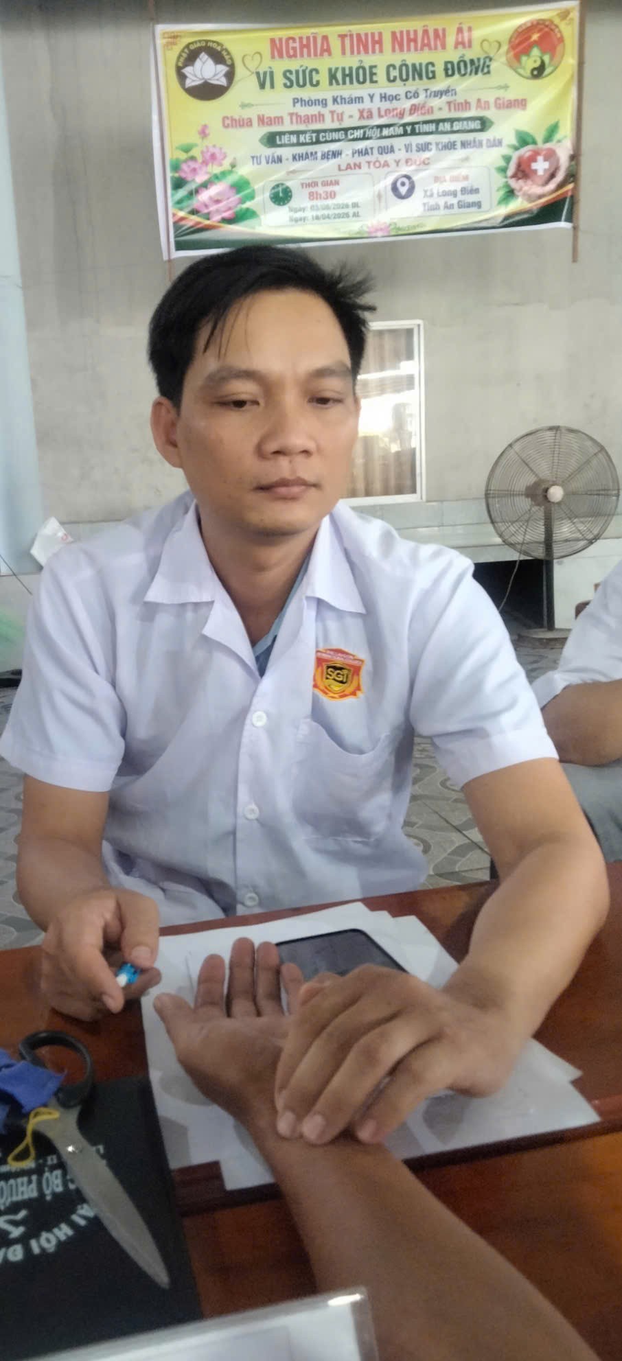 Chi hội Nam y tỉnh An Giang phối hợp Chùa Nam Thạnh Tự khám và cấp thuốc miễn phí cho nhân dân