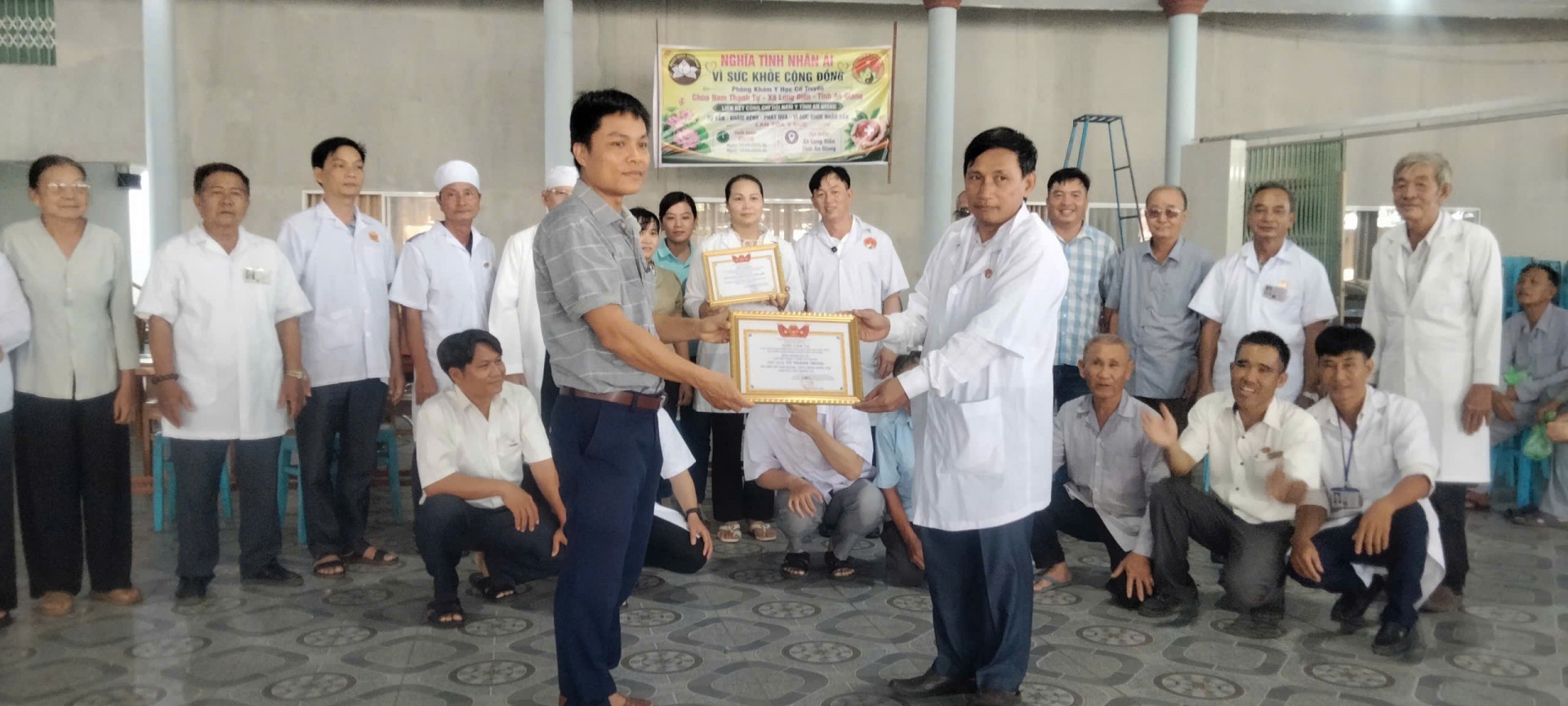 Chi hội Nam y tỉnh An Giang phối hợp Chùa Nam Thạnh Tự khám và cấp thuốc miễn phí cho nhân dân