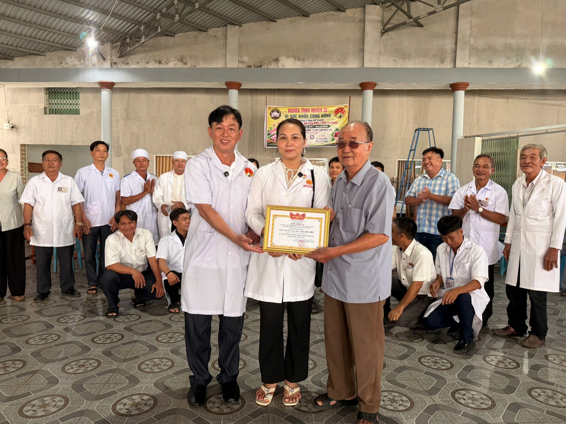 Chi hội Nam y tỉnh An Giang phối hợp Chùa Nam Thạnh Tự khám và cấp thuốc miễn phí cho nhân dân