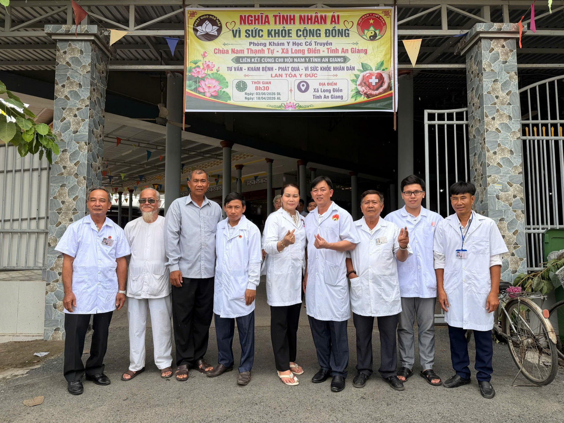 Chi hội Nam y tỉnh An Giang phối hợp Chùa Nam Thạnh Tự khám và cấp thuốc miễn phí cho nhân dân