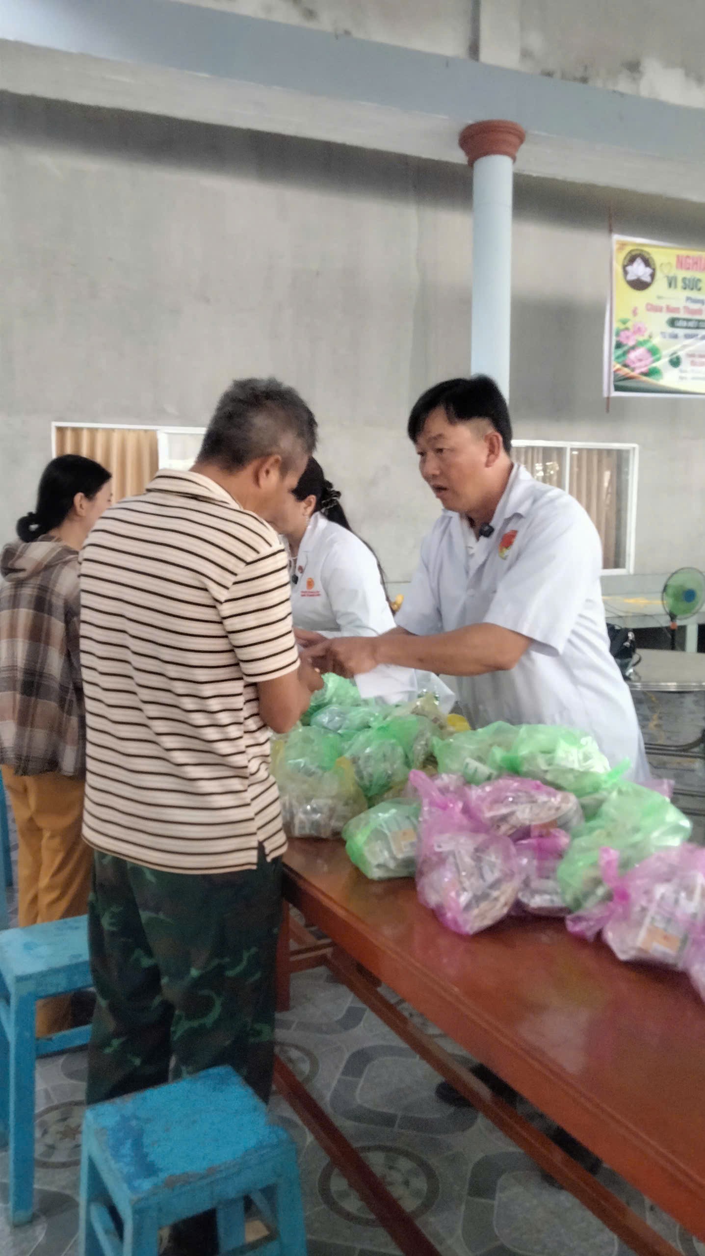 Chi hội Nam y tỉnh An Giang phối hợp Chùa Nam Thạnh Tự khám và cấp thuốc miễn phí cho nhân dân