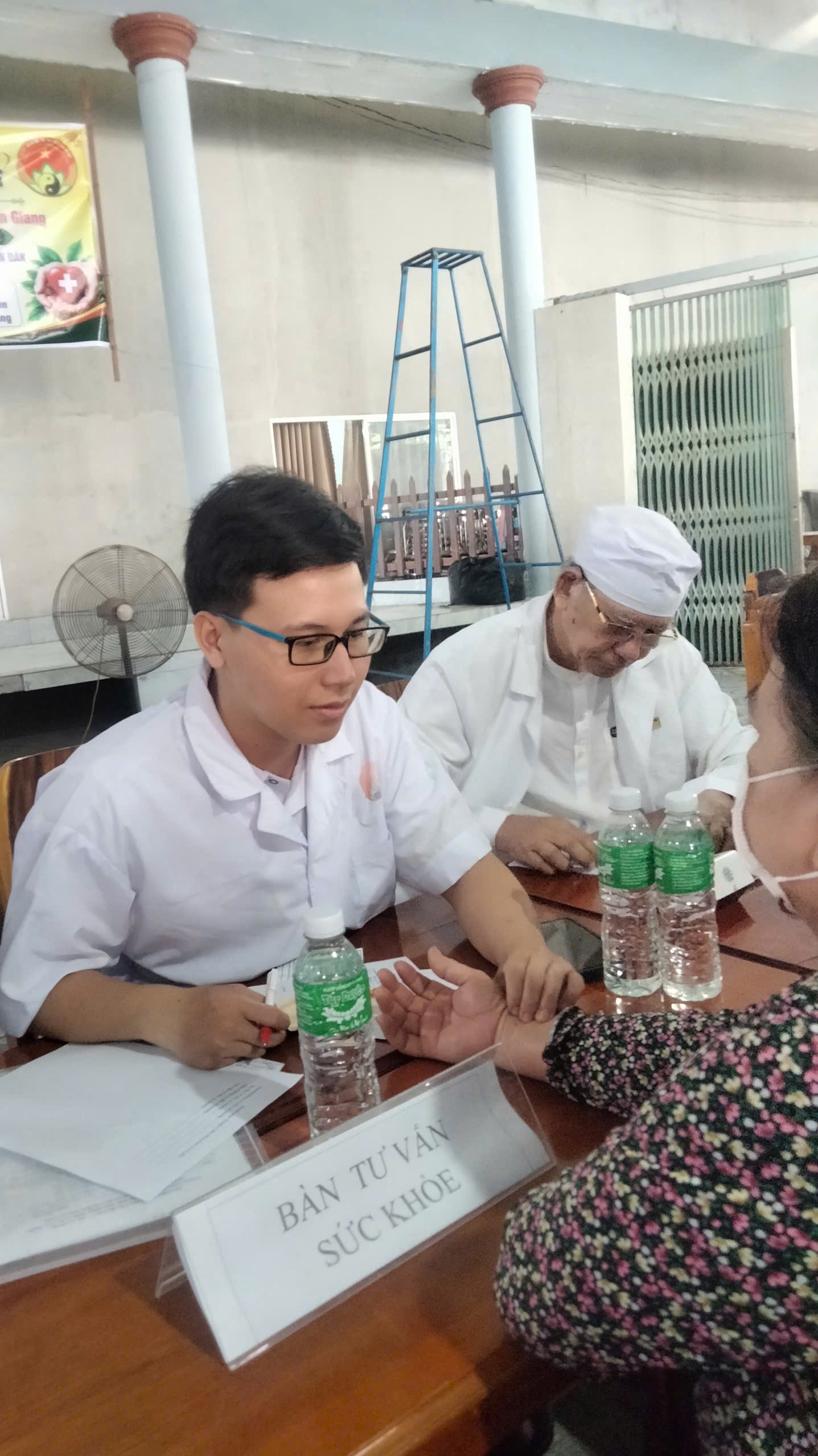 Chi hội Nam y tỉnh An Giang phối hợp Chùa Nam Thạnh Tự khám và cấp thuốc miễn phí cho nhân dân