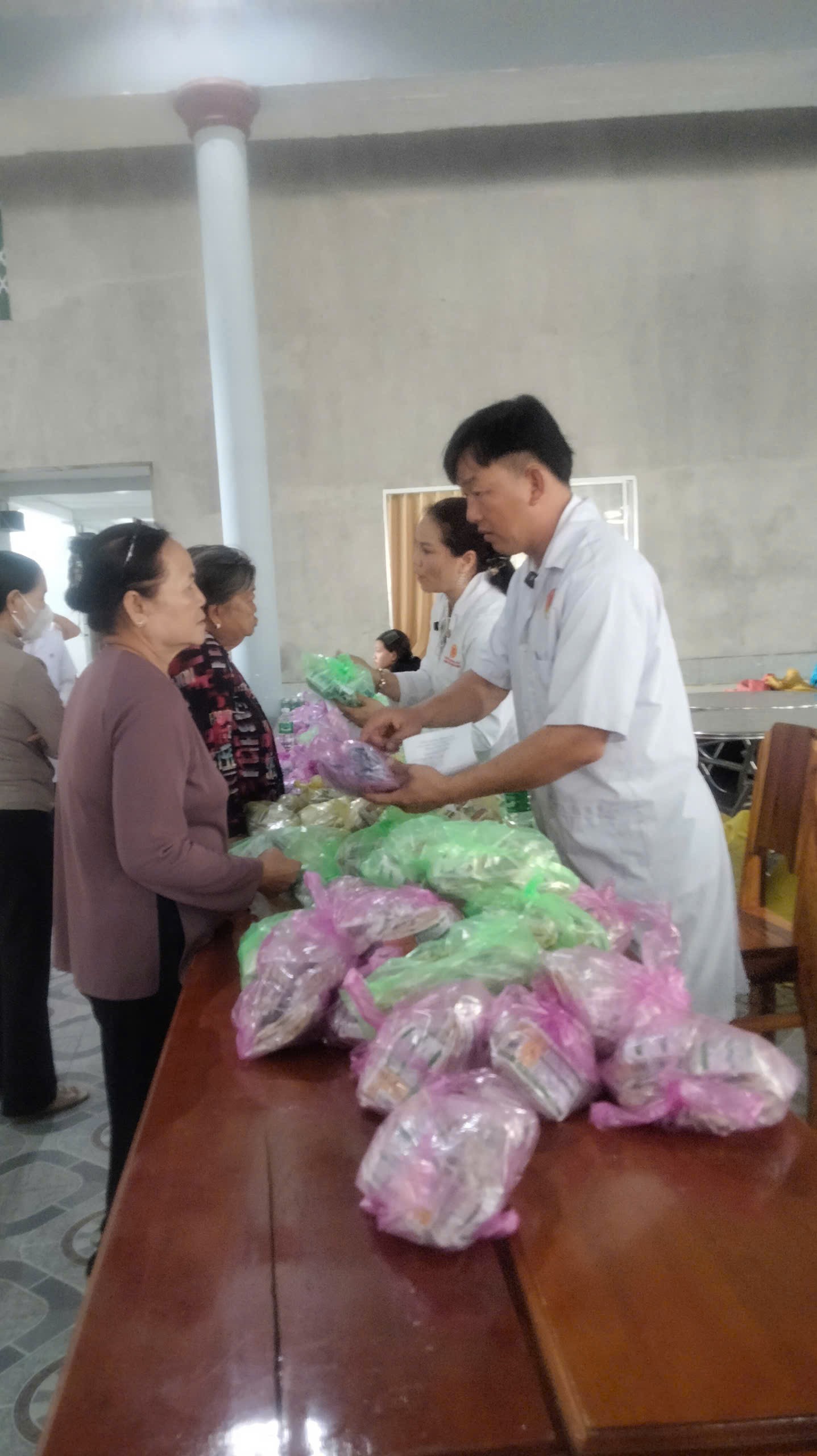 Chi hội Nam y tỉnh An Giang phối hợp Chùa Nam Thạnh Tự khám và cấp thuốc miễn phí cho nhân dân