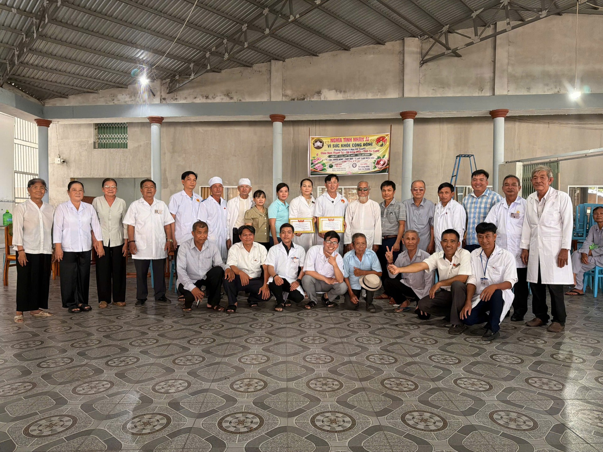 Chi hội Nam y tỉnh An Giang phối hợp Chùa Nam Thạnh Tự khám và cấp thuốc miễn phí cho nhân dân