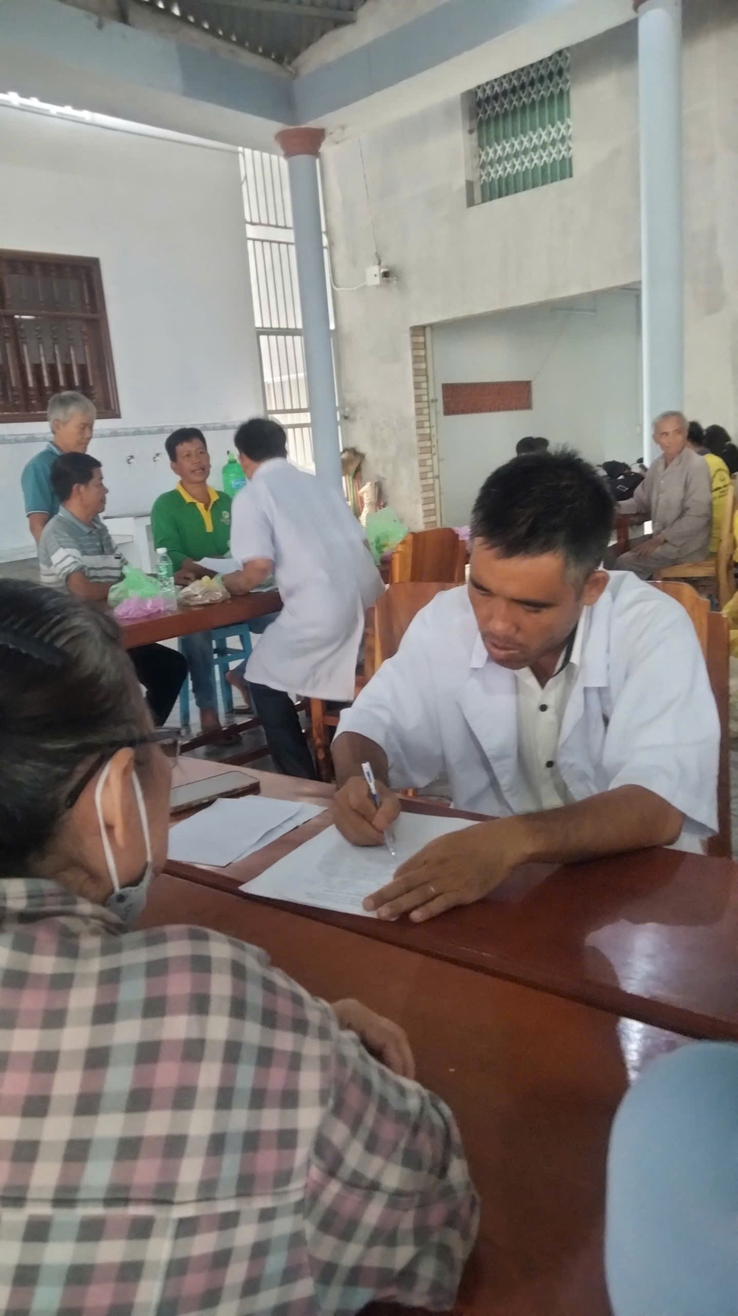 Chi hội Nam y tỉnh An Giang phối hợp Chùa Nam Thạnh Tự khám và cấp thuốc miễn phí cho nhân dân
