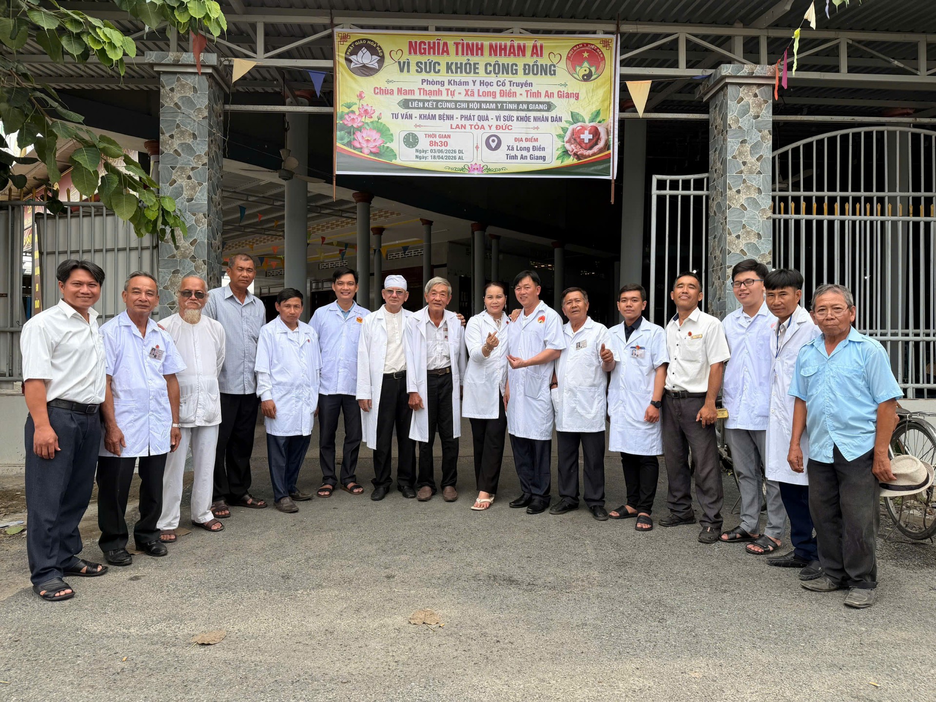 Chi hội Nam y tỉnh An Giang phối hợp Chùa Nam Thạnh Tự khám và cấp thuốc miễn phí cho nhân dân