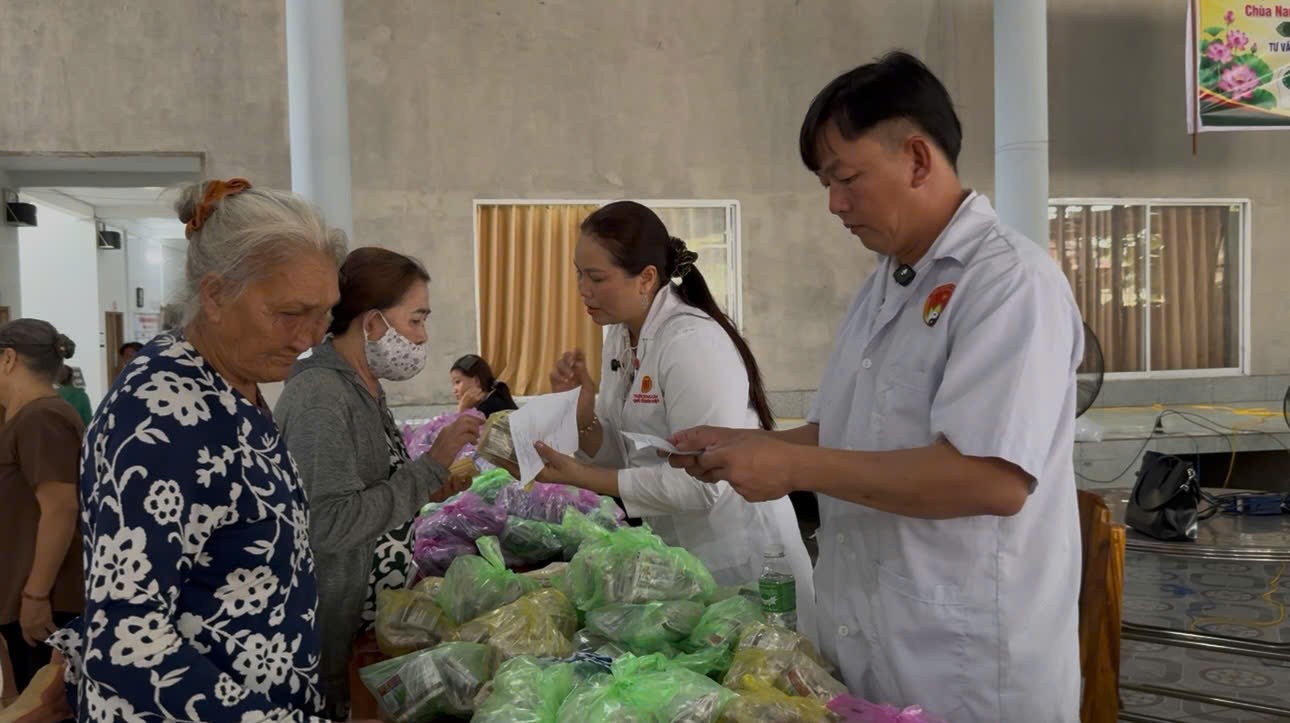 Chi hội Nam y tỉnh An Giang phối hợp Chùa Nam Thạnh Tự khám và cấp thuốc miễn phí cho nhân dân
