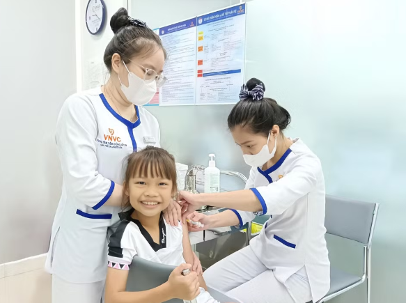 Dịch sốt xuất huyết gia tăng sớm, người dân chủ động tiêm vaccine Dịch sốt xuất huyết gia tăng sớm, người dân chủ động tiêm vaccine