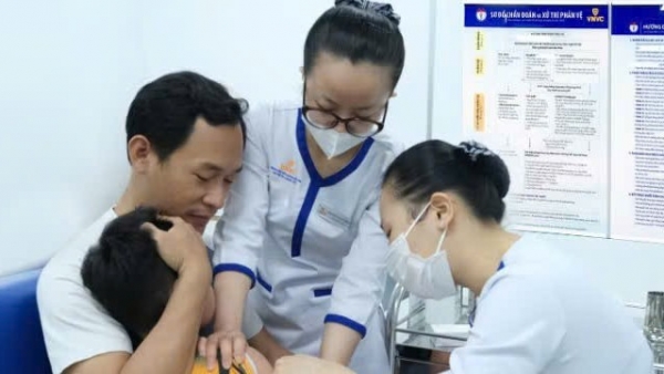Dịch sốt xuất huyết gia tăng sớm, người dân chủ động tiêm vaccine