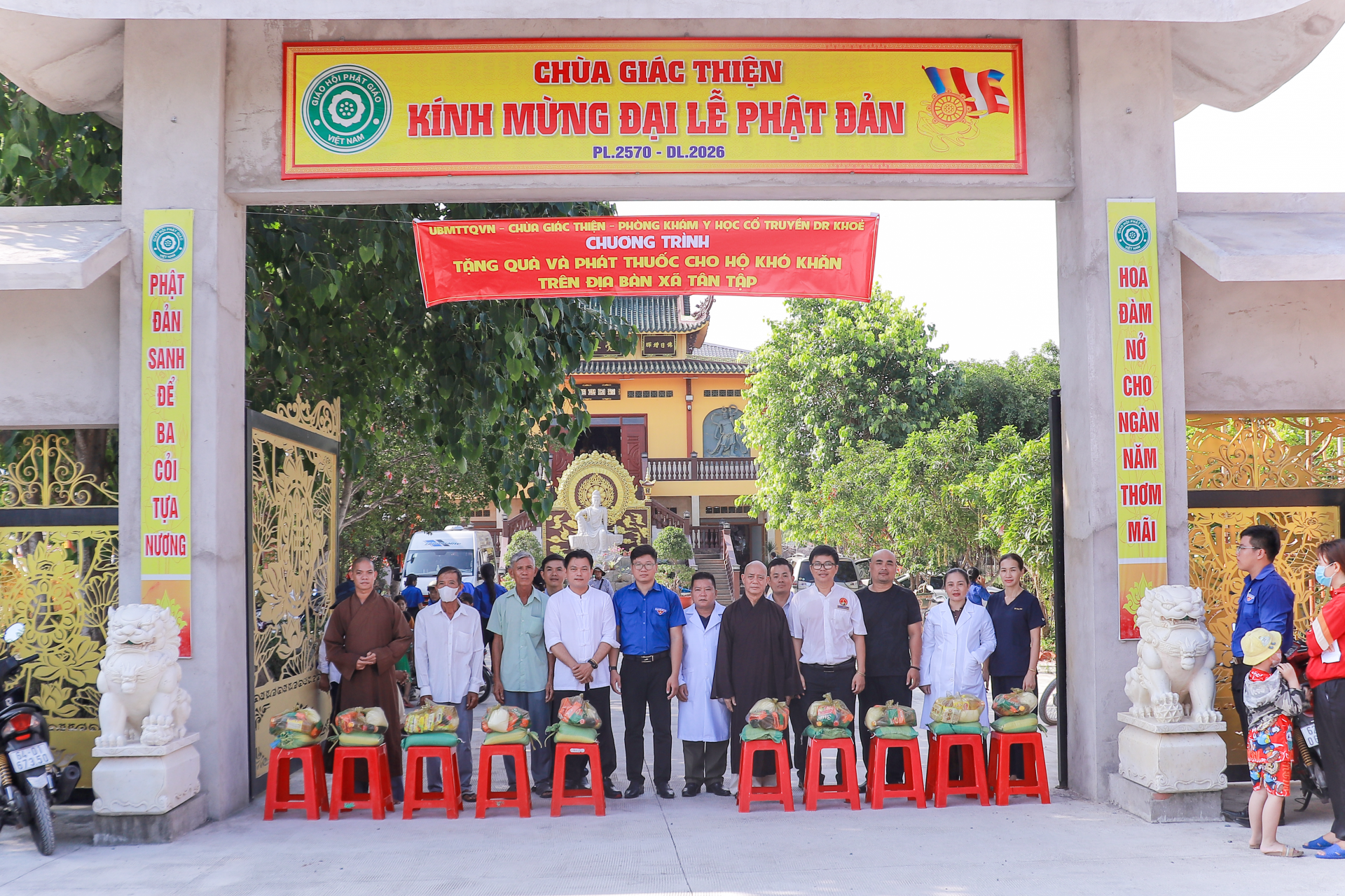 Ban Thiện nguyện phía Nam (Hội Nam y Việt Nam) tổ chức khám chữa bệnh y học cổ truyền và tặng quà cho 150 người dân tại xã Tân Lập