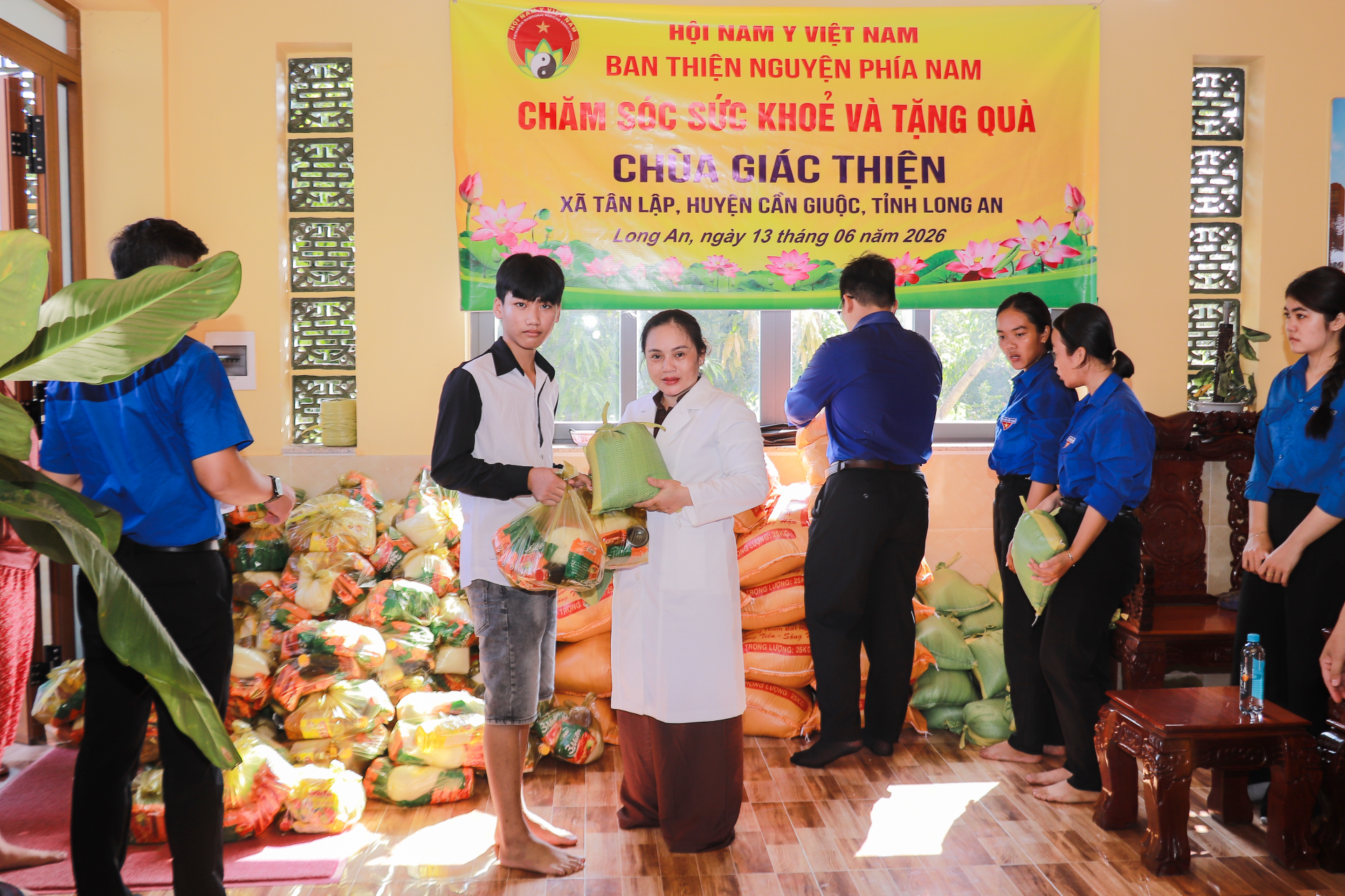 Ban Thiện nguyện phía Nam (Hội Nam y Việt Nam) tổ chức khám chữa bệnh y học cổ truyền và tặng quà cho 150 người dân tại xã Tân Lập Ban Thiện nguyện phía Nam (Hội Nam y Việt Nam) tổ chức khám chữa bệnh y học cổ truyền và tặng quà cho 150 người dân tại xã Tân Lập