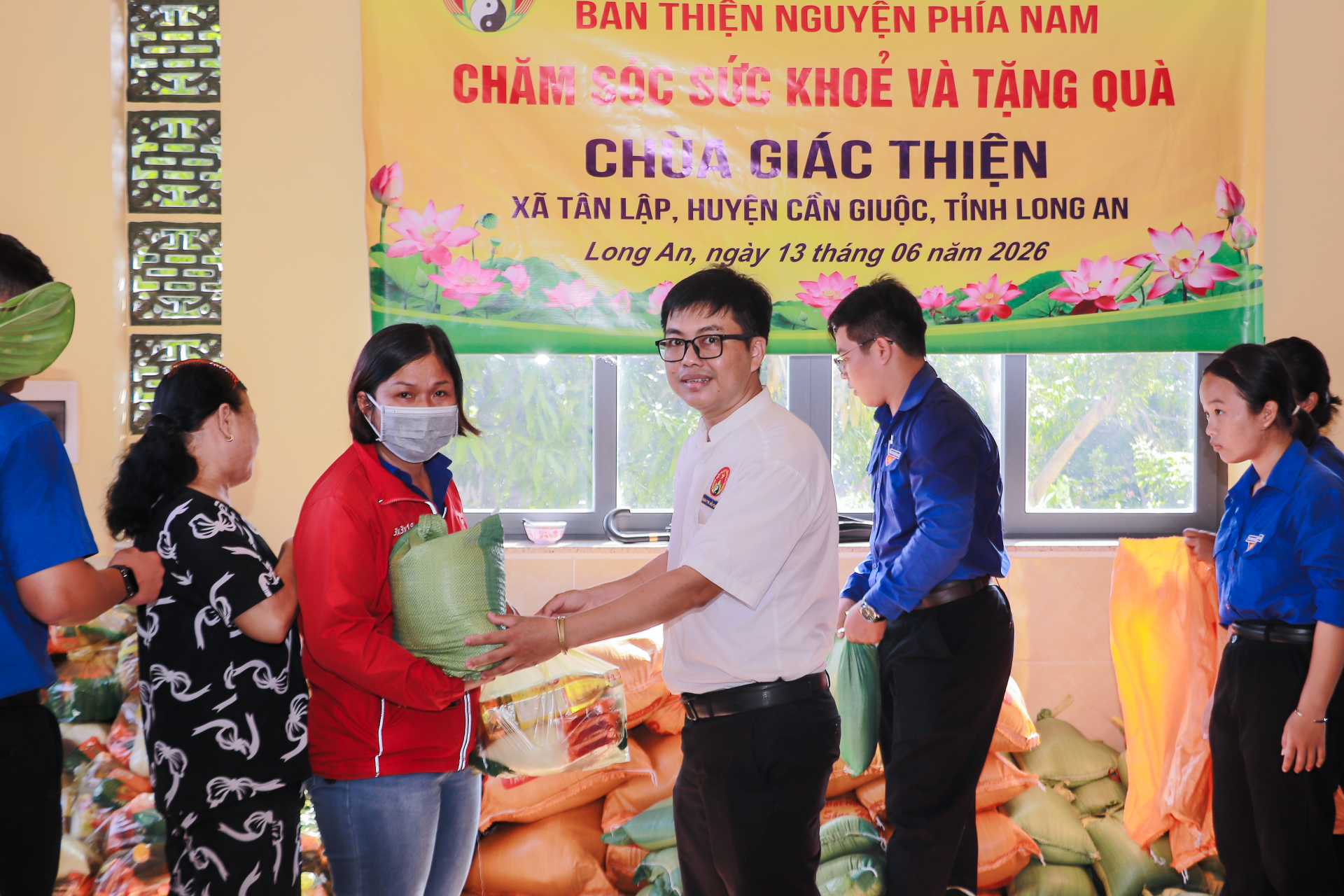 Ban Thiện nguyện phía Nam (Hội Nam y Việt Nam) tổ chức khám chữa bệnh y học cổ truyền và tặng quà cho 150 người dân tại xã Tân Lập Ban Thiện nguyện phía Nam (Hội Nam y Việt Nam) tổ chức khám chữa bệnh y học cổ truyền và tặng quà cho 150 người dân tại xã Tân Lập