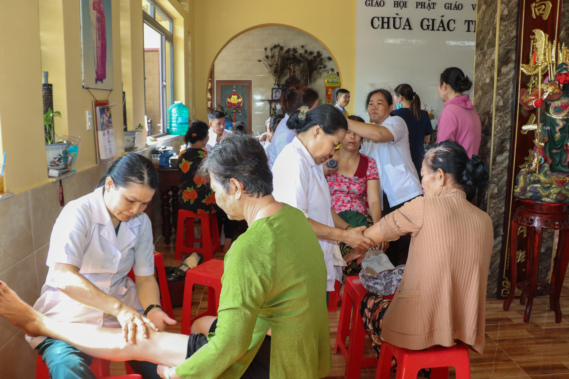 Ban Thiện nguyện phía Nam (Hội Nam y Việt Nam) tổ chức khám chữa bệnh y học cổ truyền và tặng quà cho 150 người dân tại xã Tân Lập Ban Thiện nguyện phía Nam (Hội Nam y Việt Nam) tổ chức khám chữa bệnh y học cổ truyền và tặng quà cho 150 người dân tại xã Tân Lập
