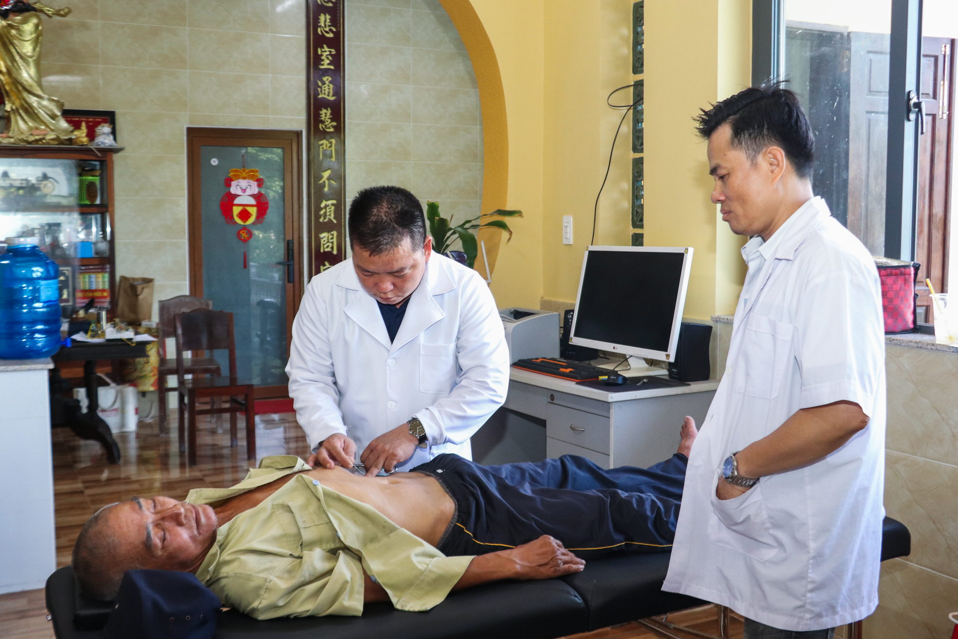 Ban Thiện nguyện phía Nam (Hội Nam y Việt Nam) tổ chức khám chữa bệnh y học cổ truyền và tặng quà cho 150 người dân tại xã Tân Lập Ban Thiện nguyện phía Nam (Hội Nam y Việt Nam) tổ chức khám chữa bệnh y học cổ truyền và tặng quà cho 150 người dân tại xã Tân Lập
