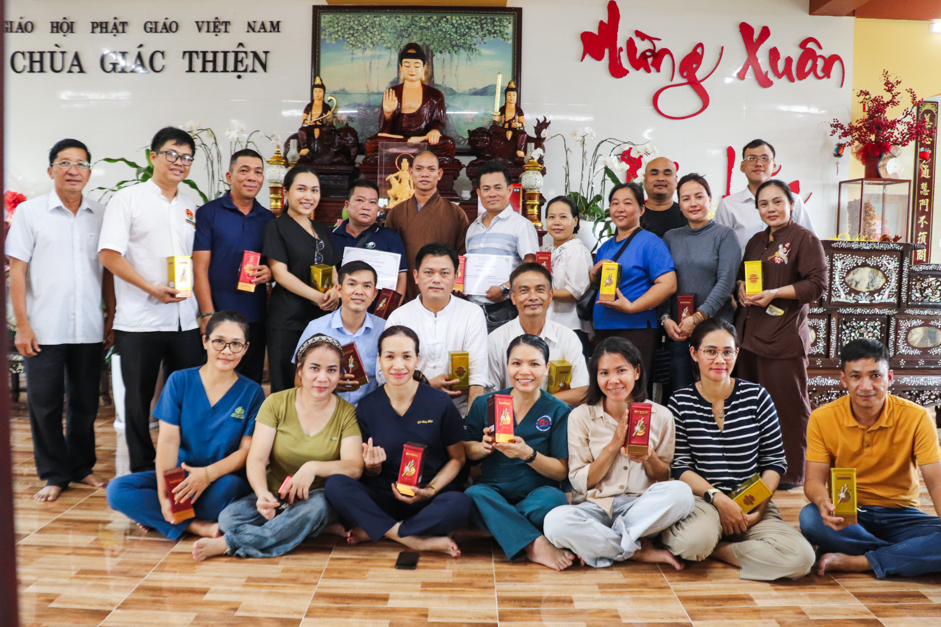 Ban Thiện nguyện phía Nam (Hội Nam y Việt Nam) tổ chức khám chữa bệnh y học cổ truyền và tặng quà cho 150 người dân tại xã Tân Lập Ban Thiện nguyện phía Nam (Hội Nam y Việt Nam) tổ chức khám chữa bệnh y học cổ truyền và tặng quà cho 150 người dân tại xã Tân Lập
