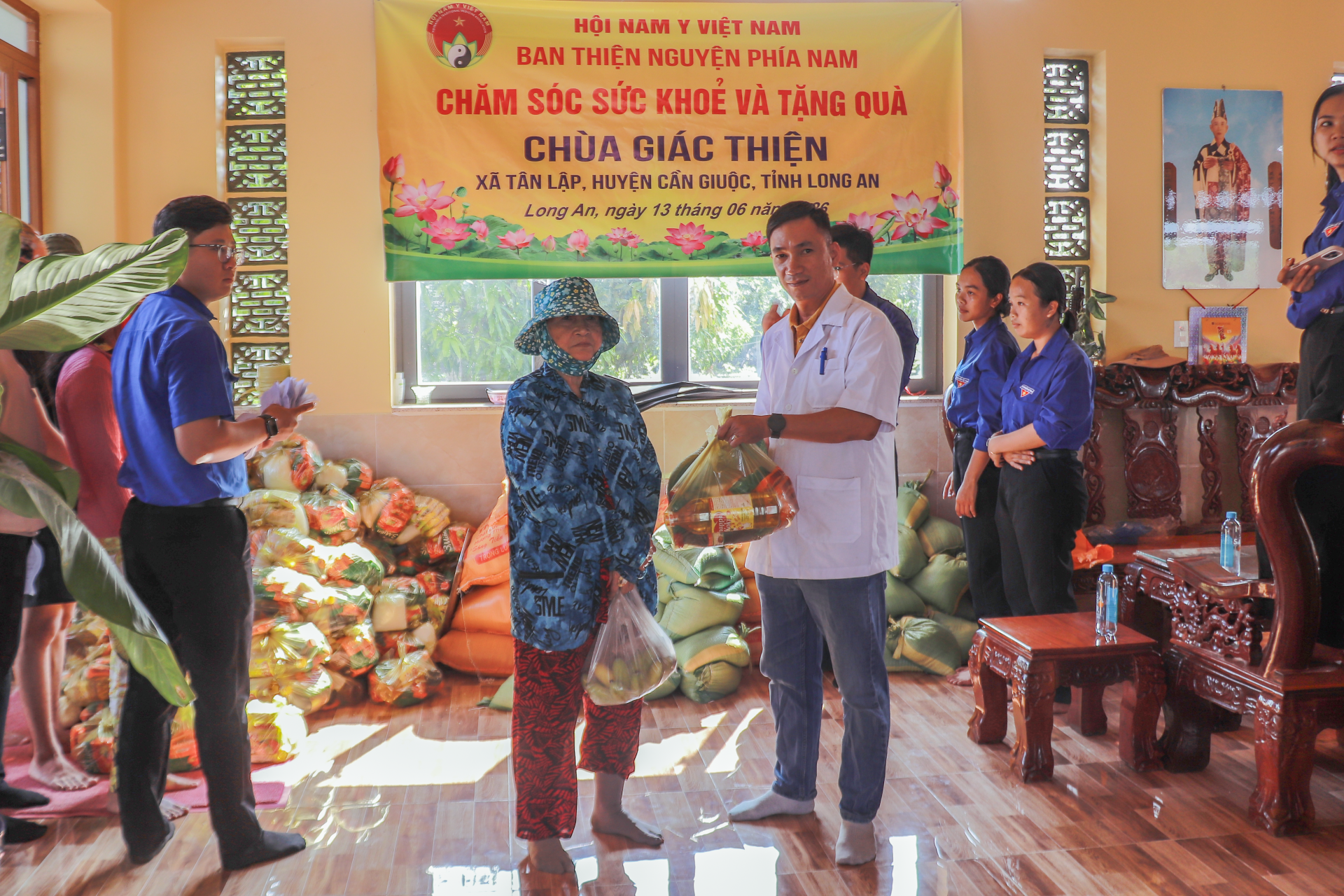 Ban Thiện nguyện phía Nam (Hội Nam y Việt Nam) tổ chức khám chữa bệnh y học cổ truyền và tặng quà cho 150 người dân tại xã Tân Lập Ban Thiện nguyện phía Nam (Hội Nam y Việt Nam) tổ chức khám chữa bệnh y học cổ truyền và tặng quà cho 150 người dân tại xã Tân Lập