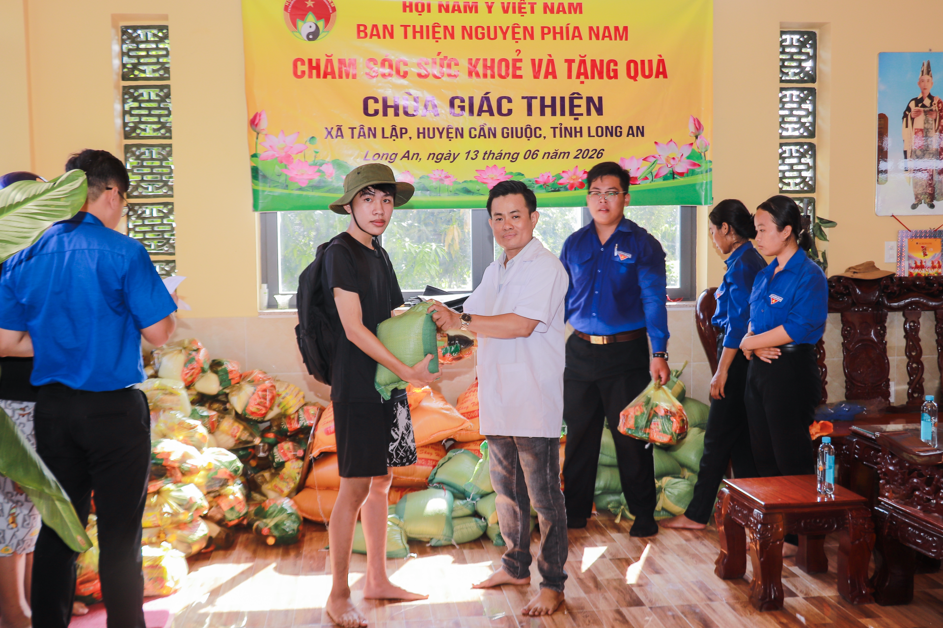 Ban Thiện nguyện phía Nam (Hội Nam y Việt Nam) tổ chức khám chữa bệnh y học cổ truyền và tặng quà cho 150 người dân tại xã Tân Lập Ban Thiện nguyện phía Nam (Hội Nam y Việt Nam) tổ chức khám chữa bệnh y học cổ truyền và tặng quà cho 150 người dân tại xã Tân Lập
