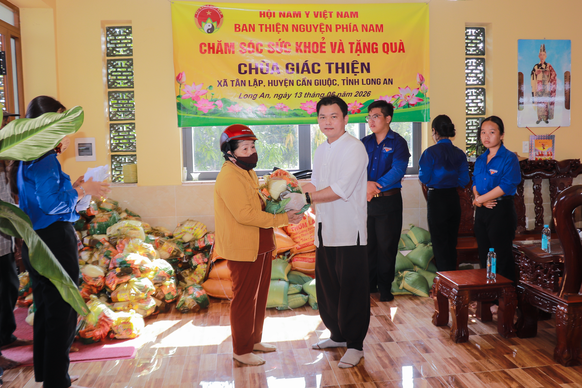 Ban Thiện nguyện phía Nam (Hội Nam y Việt Nam) tổ chức khám chữa bệnh y học cổ truyền và tặng quà cho 150 người dân tại xã Tân Lập Ban Thiện nguyện phía Nam (Hội Nam y Việt Nam) tổ chức khám chữa bệnh y học cổ truyền và tặng quà cho 150 người dân tại xã Tân Lập