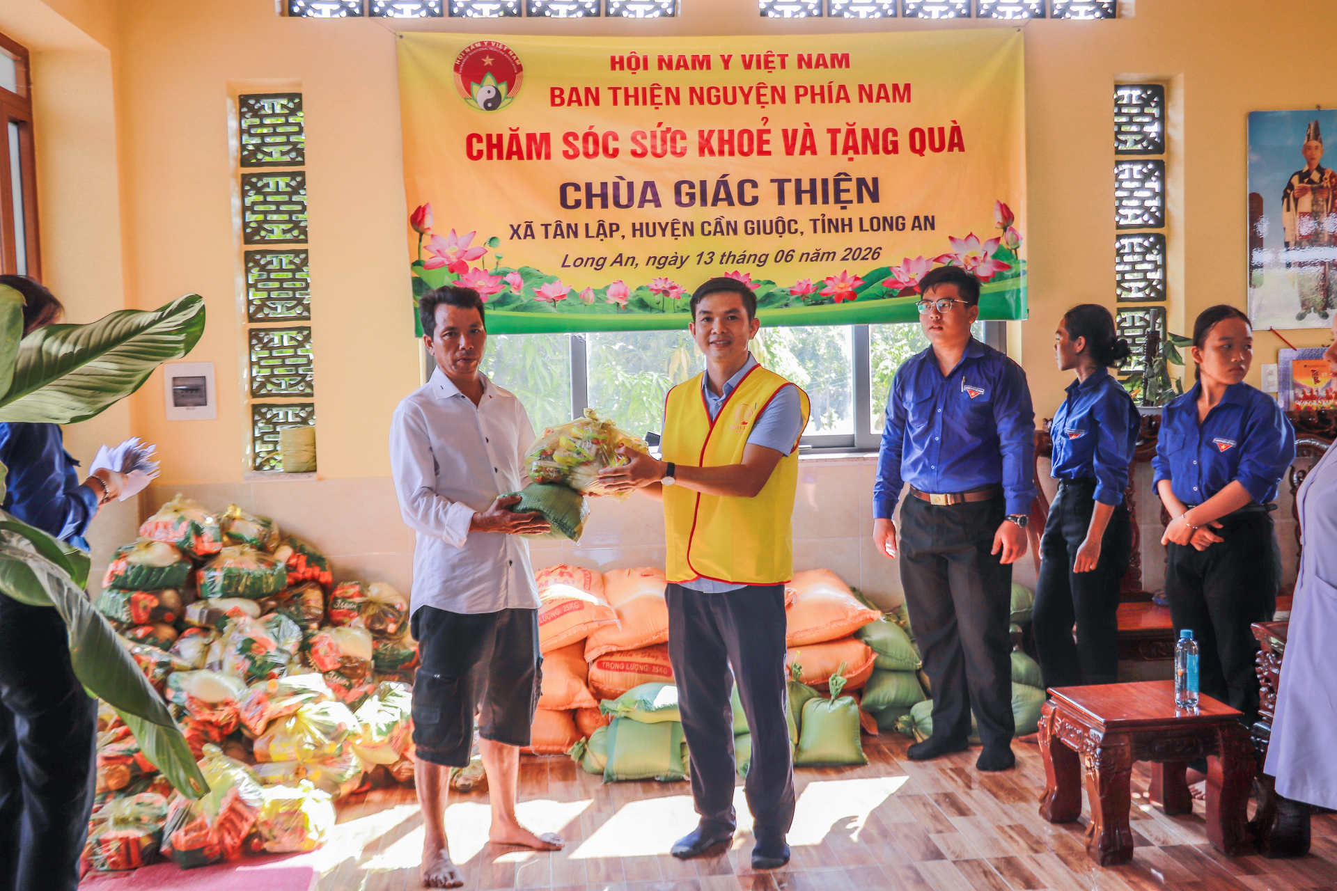 Ban Thiện nguyện phía Nam (Hội Nam y Việt Nam) tổ chức khám chữa bệnh y học cổ truyền và tặng quà cho 150 người dân tại xã Tân Lập Ban Thiện nguyện phía Nam (Hội Nam y Việt Nam) tổ chức khám chữa bệnh y học cổ truyền và tặng quà cho 150 người dân tại xã Tân Lập